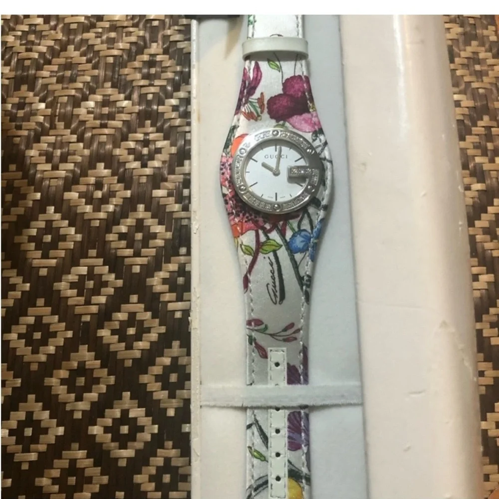 Gucci 2005 HOST PICK Limited edition diamond flower watch NWT Extraordinary Look